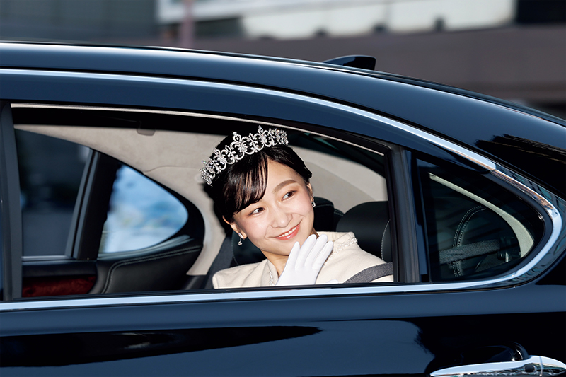 新年祝賀の儀へ向かう車内の佳子さま