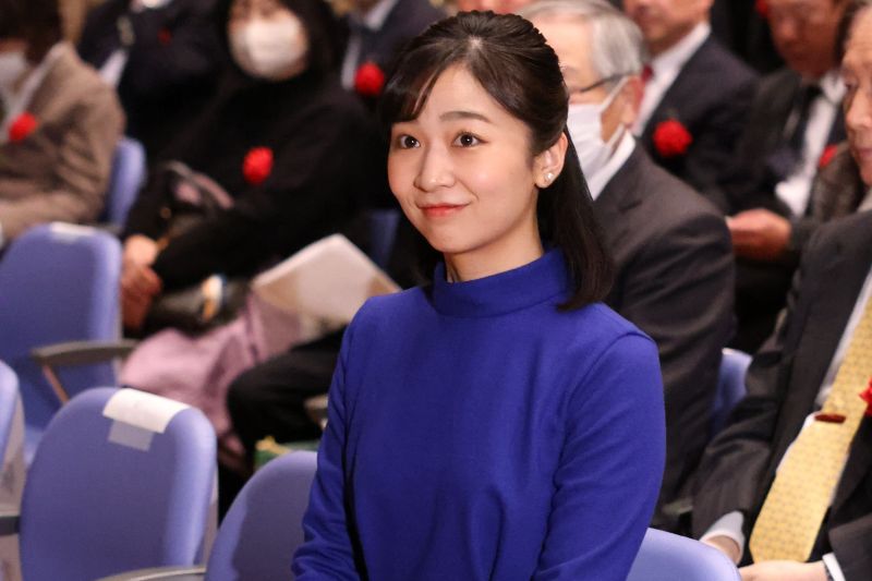 同じデザインの色違いのワンピースをお召しになる佳子さま（2024年1月、写真／JMPA）