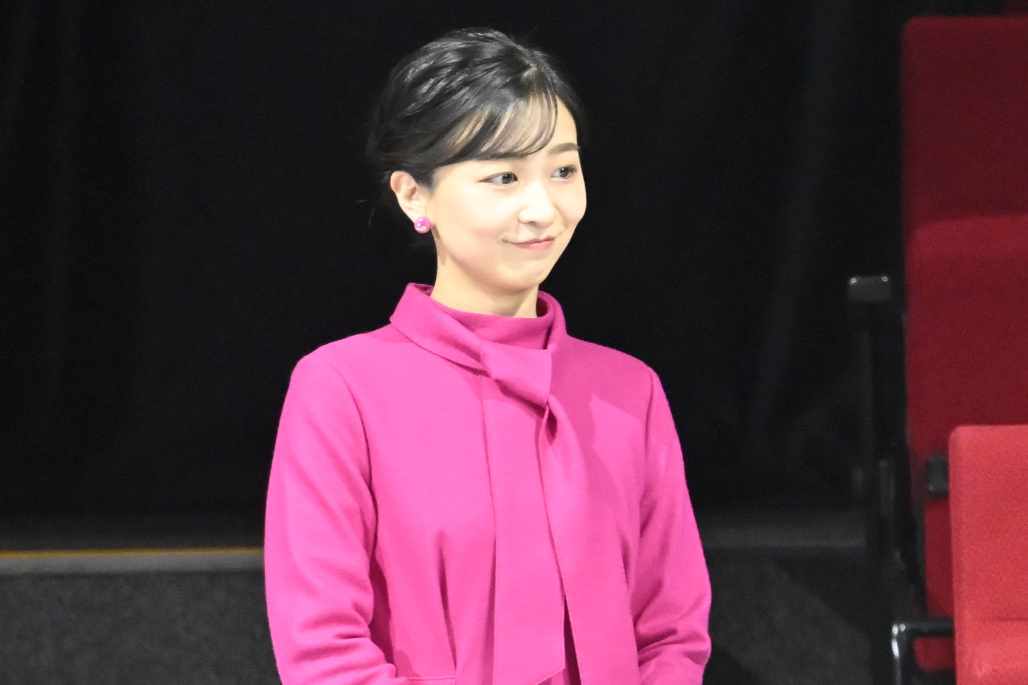 ショッキングピンクのワンピースをお召しになる佳子さま（2025年11月、写真／JMPA）