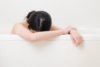 《冬はリスク上昇》「お風呂場で死ぬ」を避けるために何をすべきか　ヒートショックを防ぐ対策「…