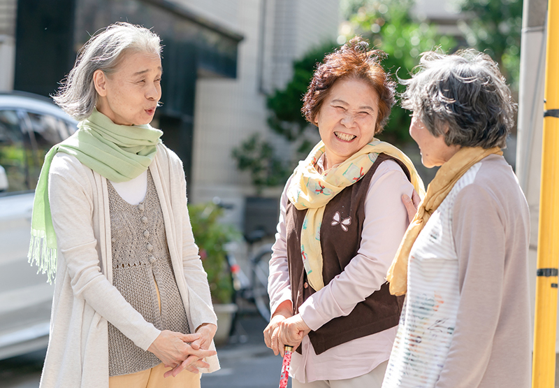 年齢を重ねても人や社会との接点を持ち続けることで心身の健康を維持することができる（写真／PIXTA）