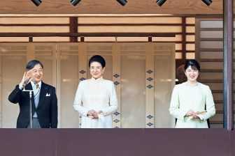 愛子さま、純白のローブ・デコルテとライトグリーンのドレス姿をご披露　新年祝賀の儀と2年ぶりに行われた新年一般参賀に皇室方が勢揃い