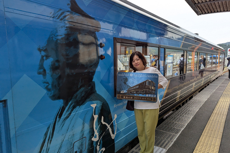 途中の停車駅や車内で記念撮影（アテンダントの方が撮影の手伝いをしてくれます）