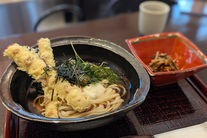 開化亭では、ランチにはうどん（写真はぶっかけうどん1300円）、午後からは喫茶が頂ける