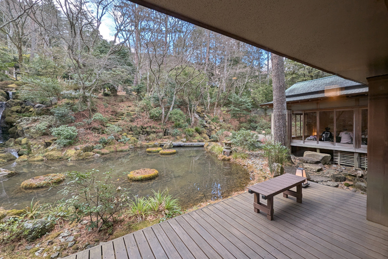 開化亭（岡田美術館）は昭和初期の建物。赴きある佇まいで庭園は散策できる