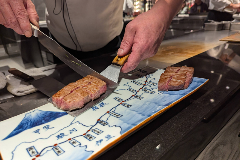 特注の東海道をイメージした有田焼のお皿で提供された相州牛サーロイン。焼き加減は「シェフにお任せ」すると、レアに限りなく近いミディアムレアという絶妙な塩梅で提供された