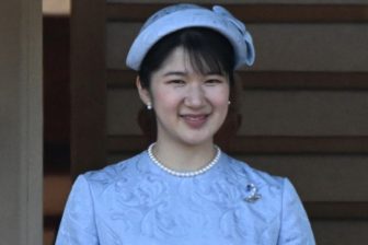 《天皇誕生日の一般参賀はブルーで統一》天皇ご一家の絶妙なリ…