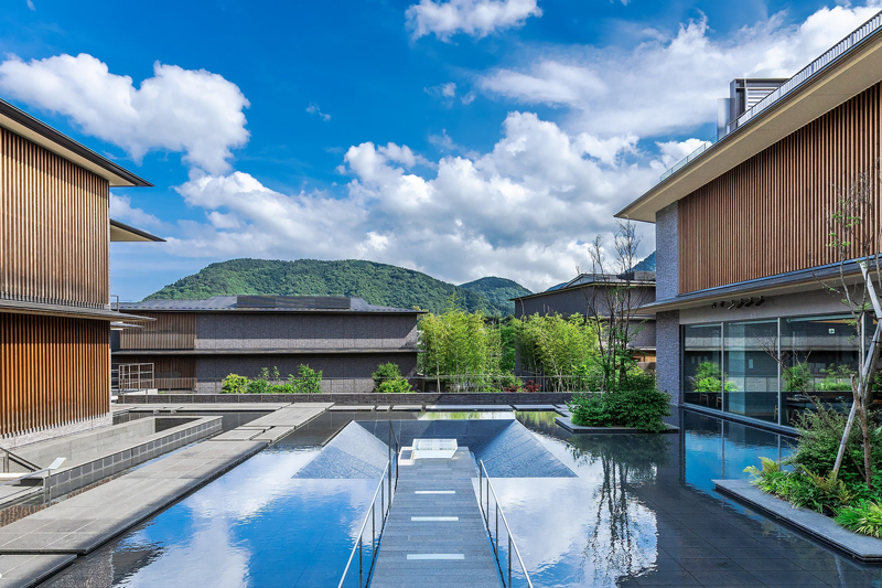 ミシュランキーに選出された「箱根・強羅 佳ら久」。絶景・芸術・美食・温泉を堪能する極上ステイ