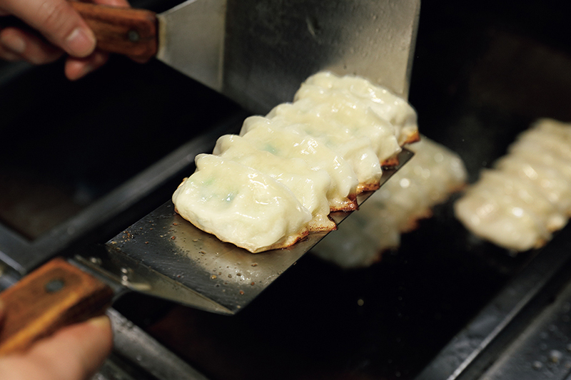 いろいろな調味料や材料を重ねて餡にコクを出す