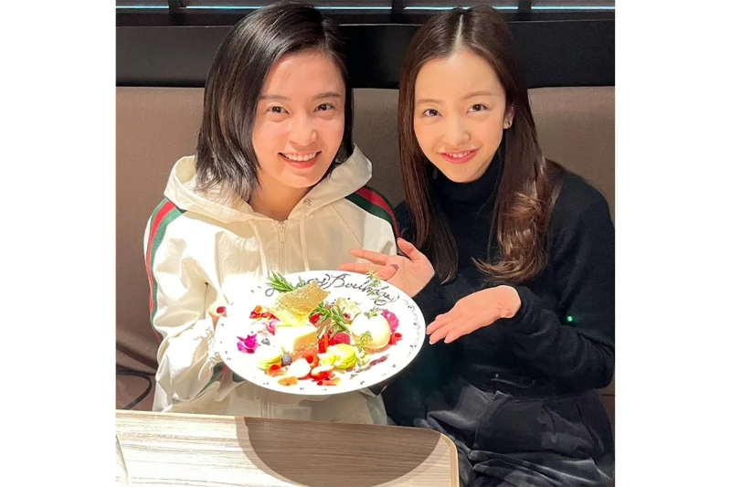板野友美は前事務所の先輩だった（小島のインスタグラムより）