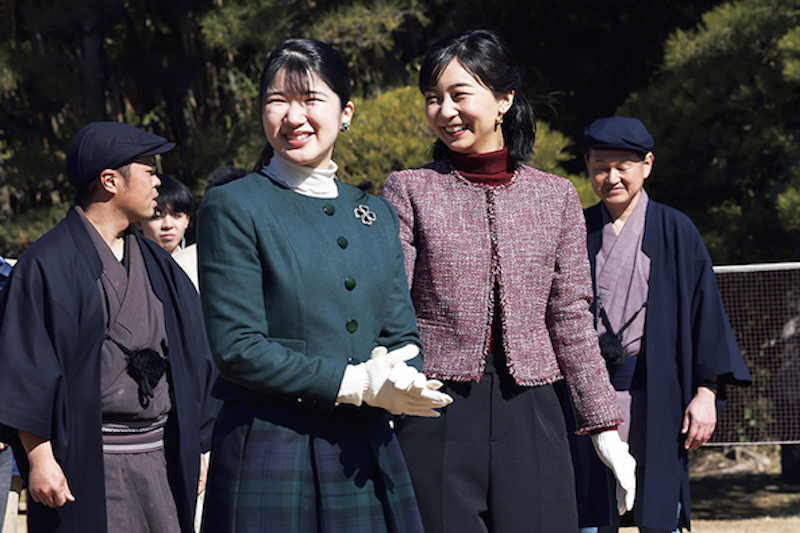 鴨場で笑顔の愛子さまと佳子さま