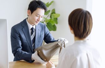 近年、利用者が増えている「質屋」　ロレックス、ヴィトンなどハイブランド品、カメラのレンズは…