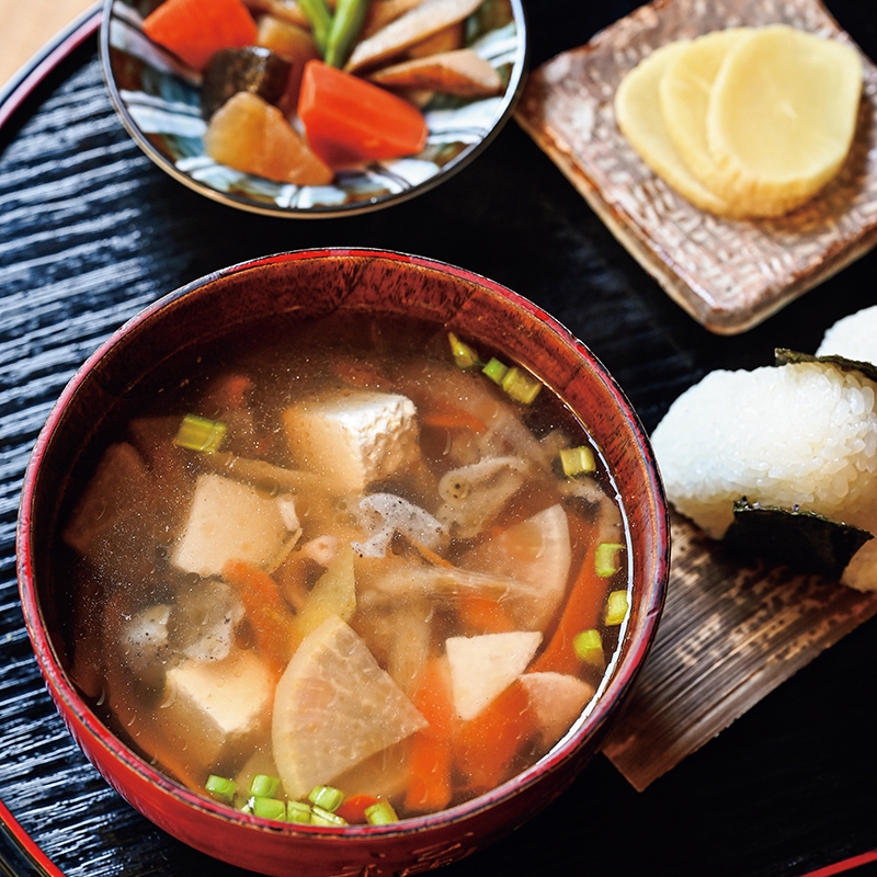 植物性食材のみをごま油で炒めた、しょうゆ味の滋味深い汁