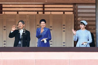 《天皇陛下が65才に》誕生日を祝う一般参賀に皇后雅子さまと愛子さまが笑顔でご出席