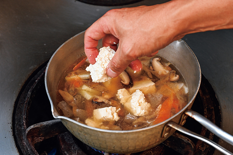 豆腐をくずし入れる