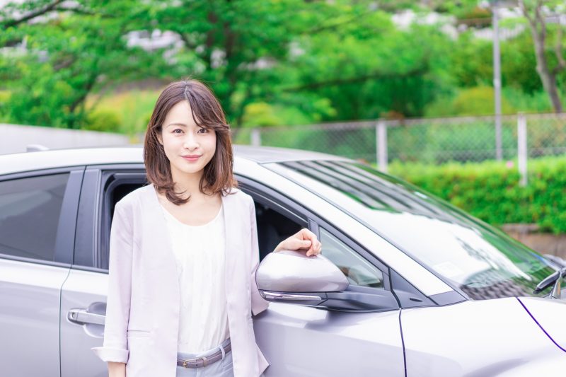 マイカーを購入した若い女性