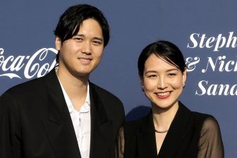 《私が生まれた国を探索して！》真美子夫人、夫との凱旋帰国は泣く泣く自重も「ドジャース夫人会」に用意した庶民的お菓子がアメリカで「真美子売れ」へ