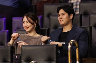 《白パンツをキュートに穿きこなす》真美子夫人「大谷翔平とペアルック」ハワイ島で目撃された圧巻のファッションセンス