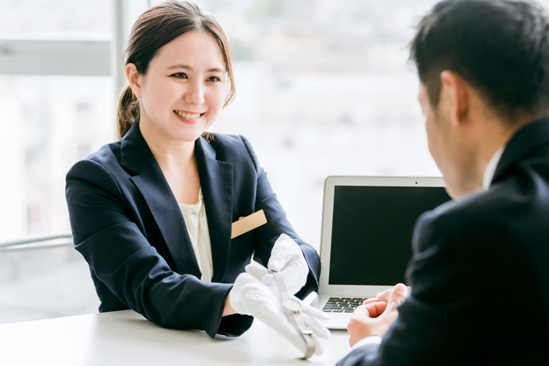 鑑定する女性