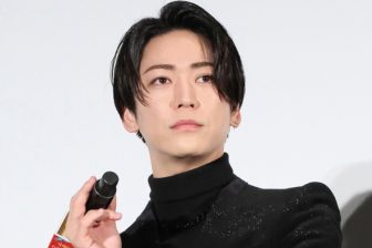【髪型がちょっと変】亀梨和也「地味ヘアスタイル」で全力ダッシュロケ「結婚後も人気落ちず」引…