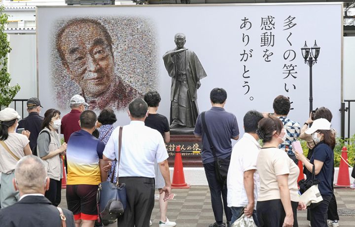 2021年6月に東村山駅前に設置された志村さんの銅像（写真／共同通信）