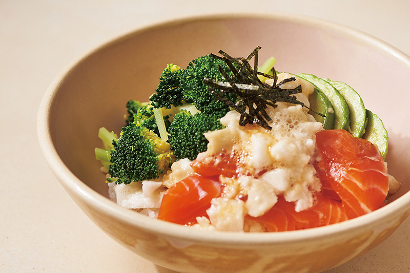 「ブロッコリーとサーモンのとろろ丼」