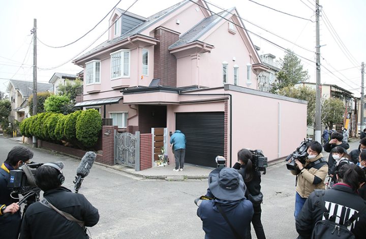 志村けんの訃報を受け、自宅に詰めかけた報道陣（2020年）