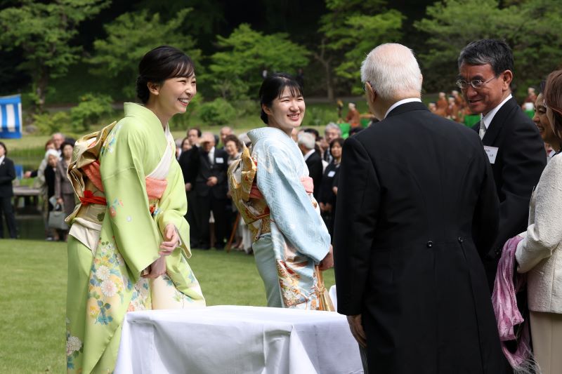 佳子さまや愛子さまと懇談したい人が長蛇の列をなした。（写真／JMPA）