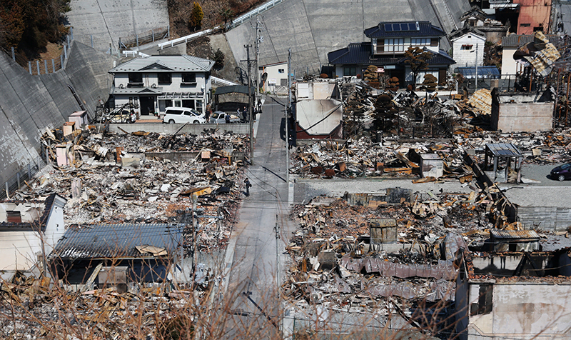 今年月、岩手県大船渡市で発生した山林火災で焼けた集落（写真／時事通信社）