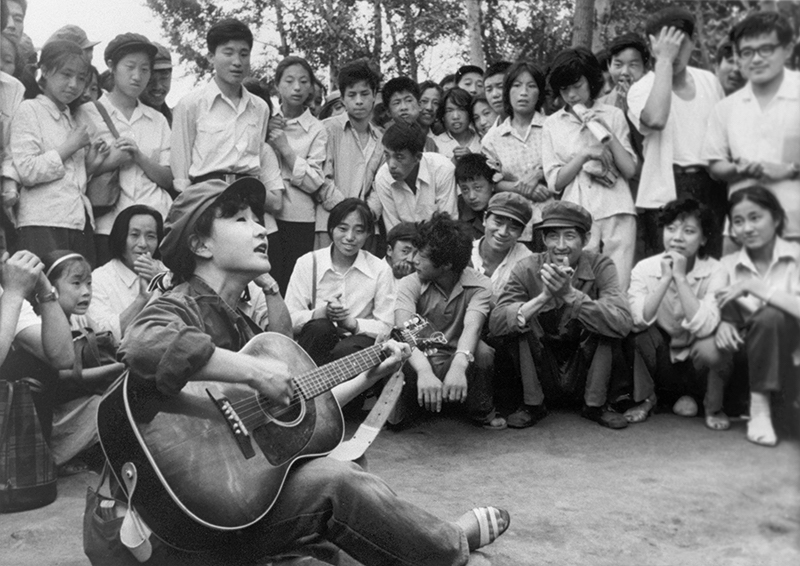 1981年に、旧満州の首都であった長春市で歌う加藤
