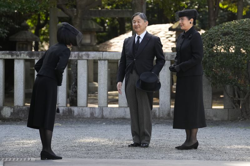 喪主を務めた彬子女王と会話を交わされた両陛下（2025年3月、東京・豊島区）