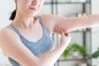 《薄着の季節到来》二の腕を細くするための3つのマッサージ 「もんで・叩いて・押して」で肩こり解消やフェイスラインすっきりも