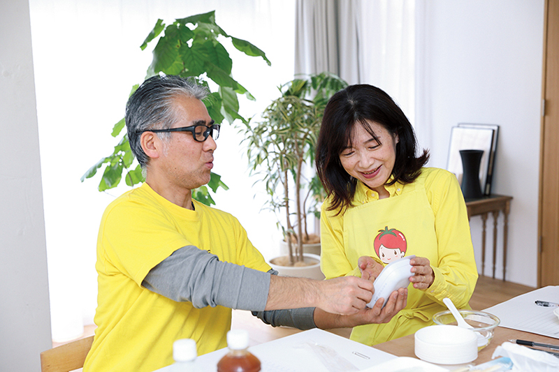 黄色いTシャツを着た男女
