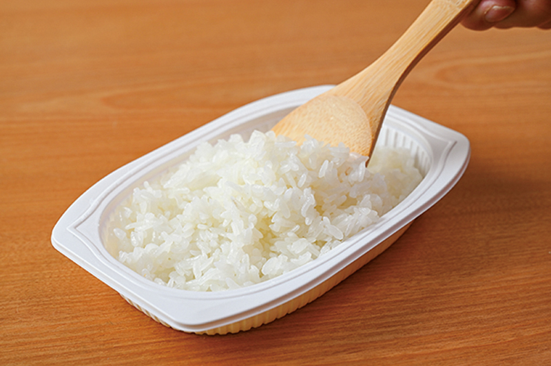パックご飯を混ぜている