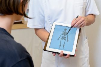 《選んではいけない整形外科のかかりつけ医》「いつまでも通院させる」「診療せずリハビリ」「痛みの原因を徹底的に調べない」…見分け方を医師が解説