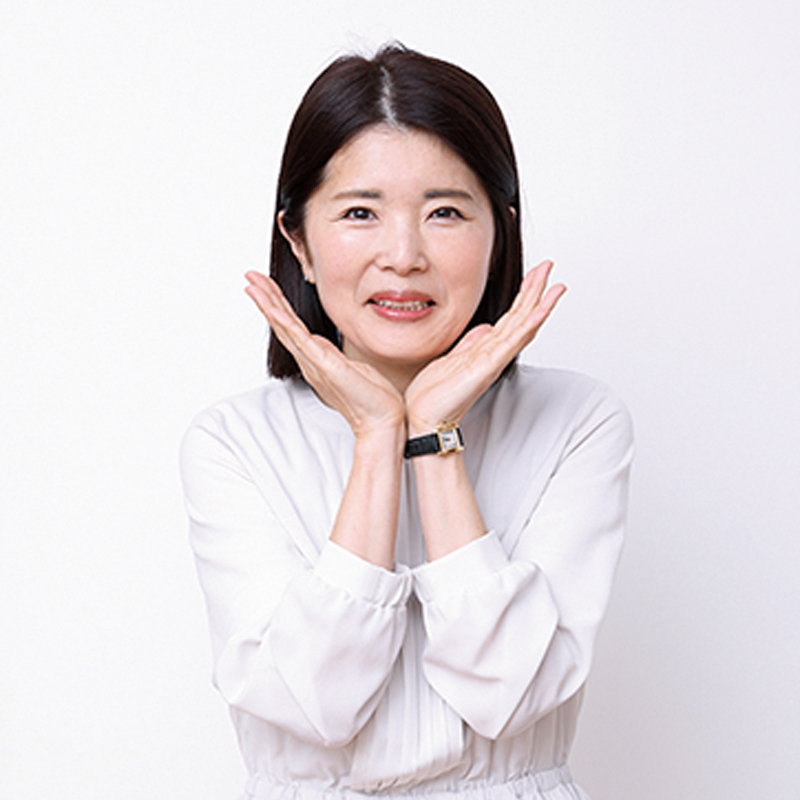 ほほに手を添える女性