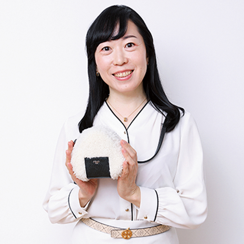 おにぎりの模型を持つ女性