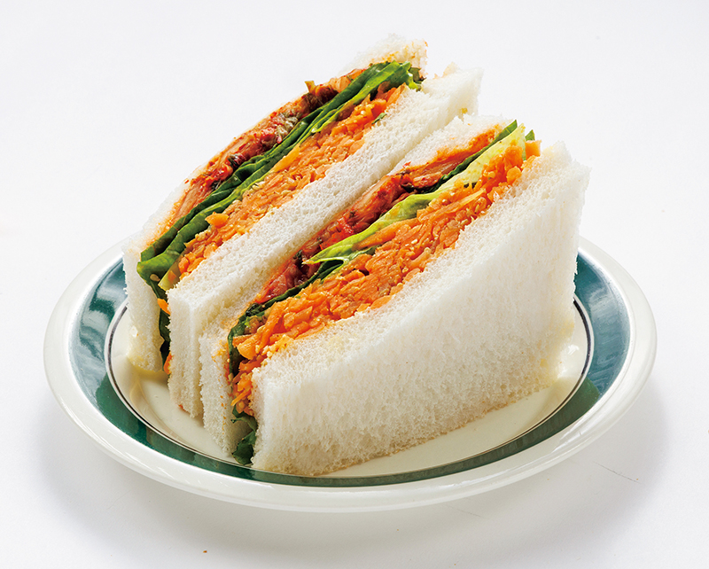 色鮮やかな「にんじんナムルのキムチサンド」