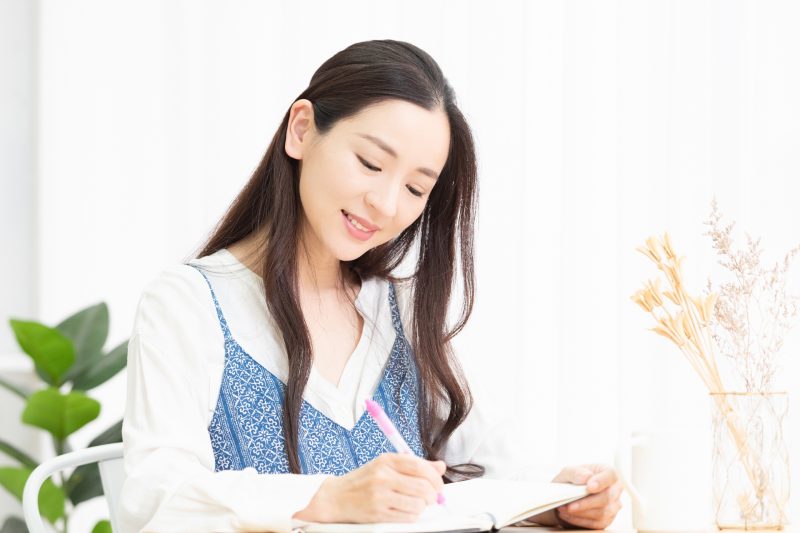 日記をつける女性