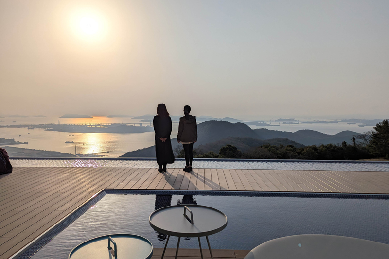 香川県の観光地「父母ヶ浜」をオマージュした「水鏡のテラス」（休暇村讃岐五色台）