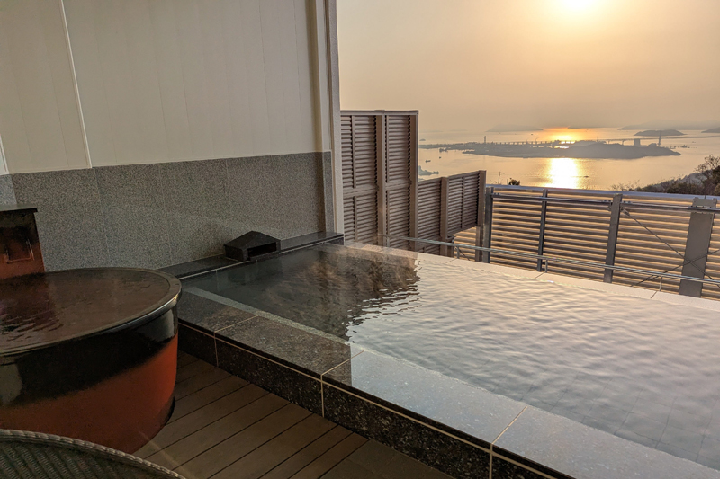 展望大浴場の露天風呂からは瀬戸内海を一望。内湯は15Mの長さの湯船もある（休暇村讃岐五色台）