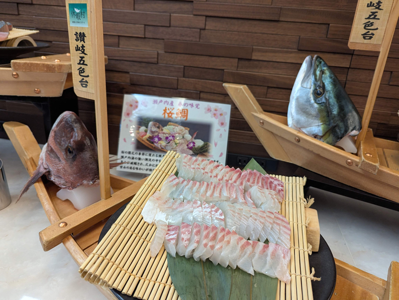 豪華な船盛で提供される桜鯛（休暇村讃岐五色台）