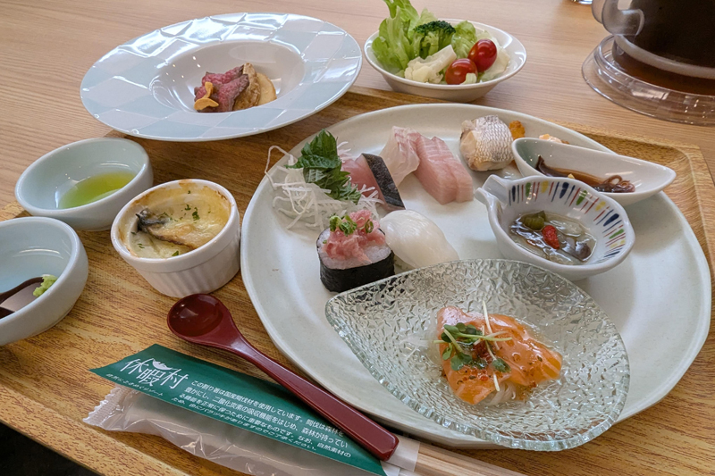 どれも美味しそうで、まずは少しずつ頂くことに（休暇村讃岐五色台）