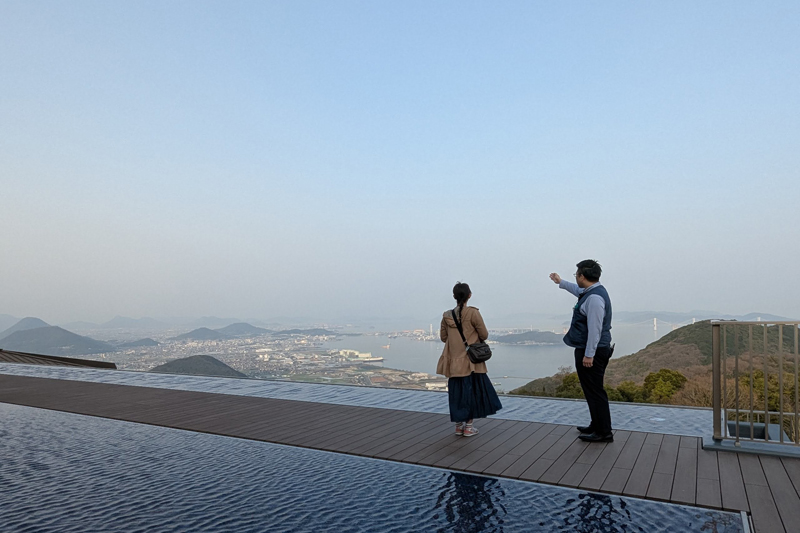 休暇村讃岐五色台のアクティビティ朝のお散歩会。まずは「水鏡のテラス」から眼下を眺め、景色の説明から