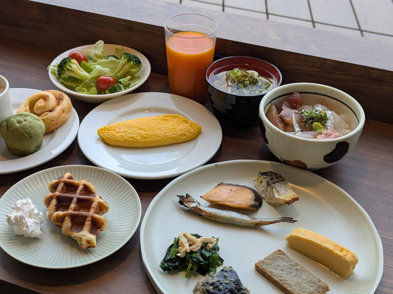 景色の見える窓辺で。もちろんクロワッサンサンドも（休暇村讃岐五色台）