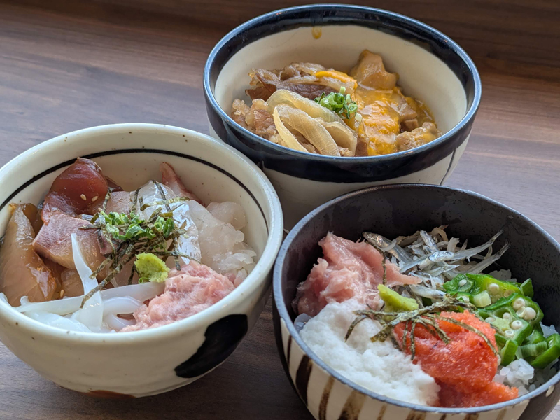 自分でつくる丼は、お刺身のほか、親子丼なども。好きな具をのせて楽しめる（休暇村讃岐五色台）