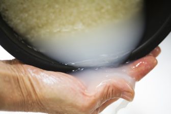 《食費の節約に》捨てがちな食材の活用テク&レシピ「米のとぎ汁は洗顔料から掃除まで幅広く活用…