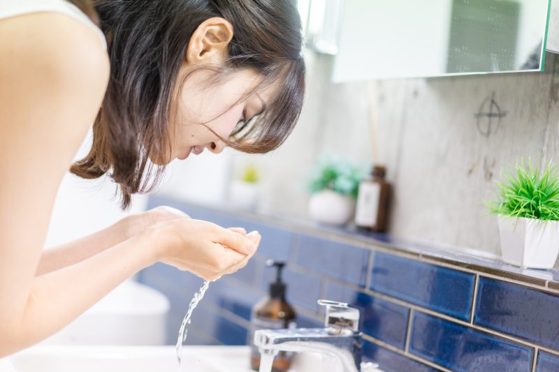 洗顔する女性