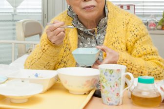 病気でかかるお金は治療費・薬代だけじゃない!「入院中の食事代」「交通費」「下着代」…高額療養…