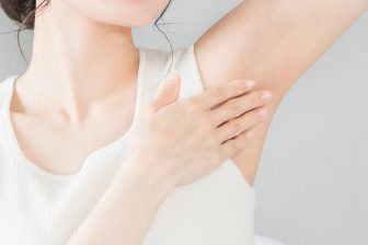《肌・頭皮やわきからのにおい》病気が隠れている可能性も 「加齢臭」「汗臭」「多汗症」「わきが」の原因や対策を医師が解説